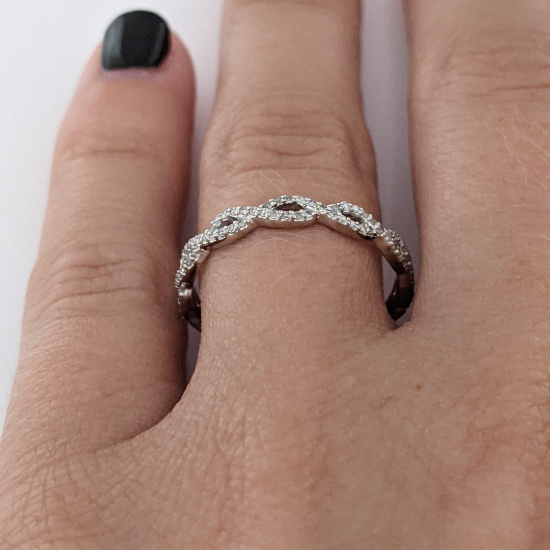 10K WHITE .21 CARAT TOTAL WEIGHT DIAMOND ROUND (70) TWIST ESTATE BAND 1.2 GRAMS