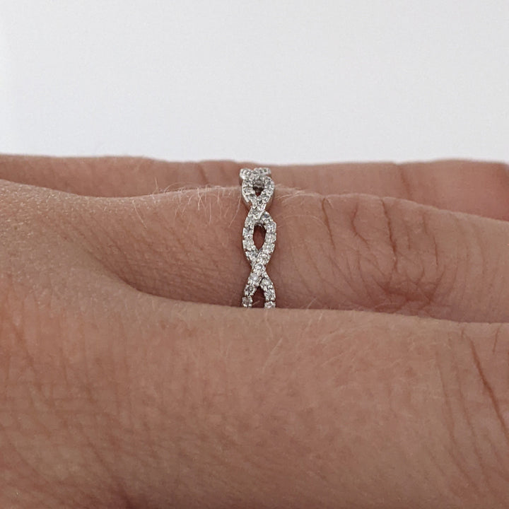 10K WHITE .21 CARAT TOTAL WEIGHT DIAMOND ROUND (70) TWIST ESTATE BAND 1.2 GRAMS