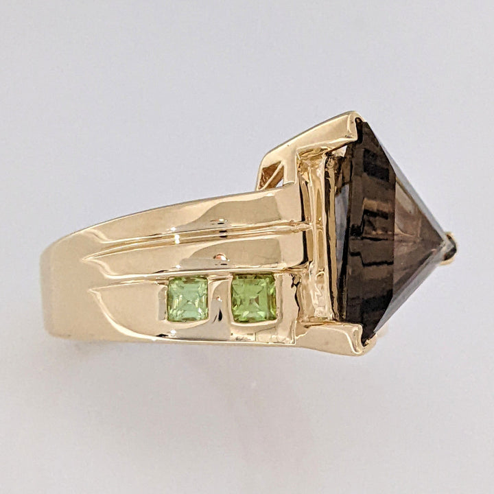 14K SMOKEY QUARTZ TRILLION 12MM WITH (4) PRINCESS CUT PERIDOT 3MM ESTATE RING 9.9 GRAMS