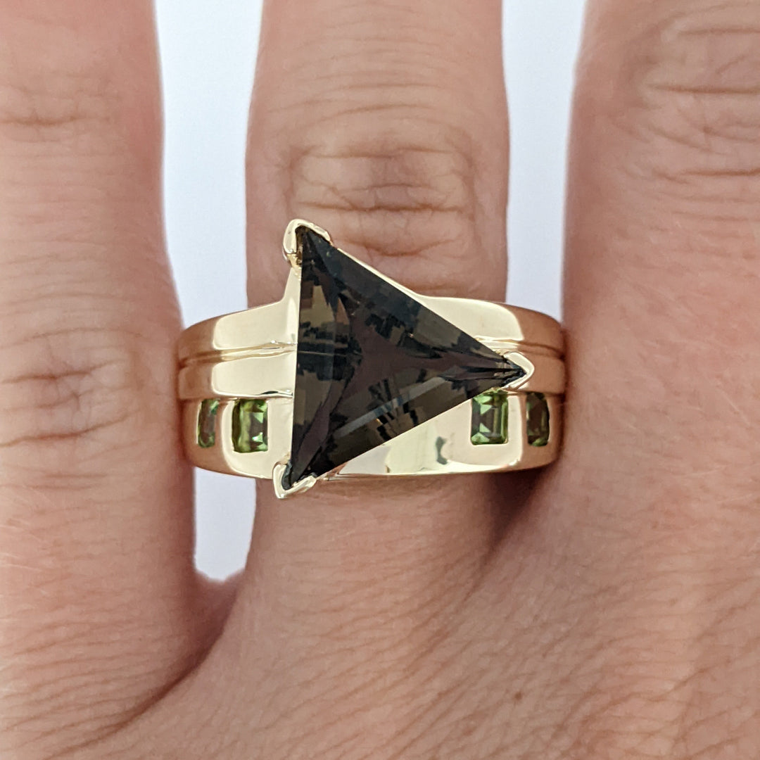 14K SMOKEY QUARTZ TRILLION 12MM WITH (4) PRINCESS CUT PERIDOT 3MM ESTATE RING 9.9 GRAMS