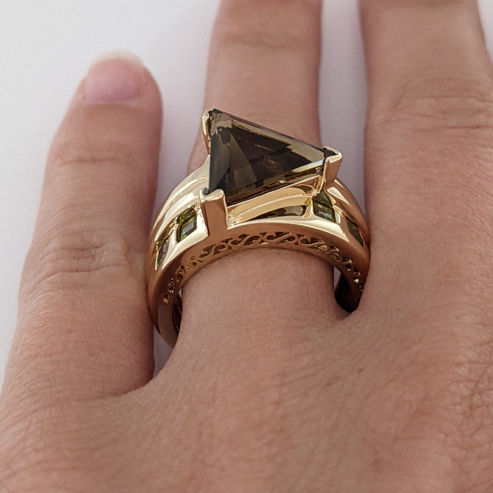 14K SMOKEY QUARTZ TRILLION 12MM WITH (4) PRINCESS CUT PERIDOT 3MM ESTATE RING 9.9 GRAMS