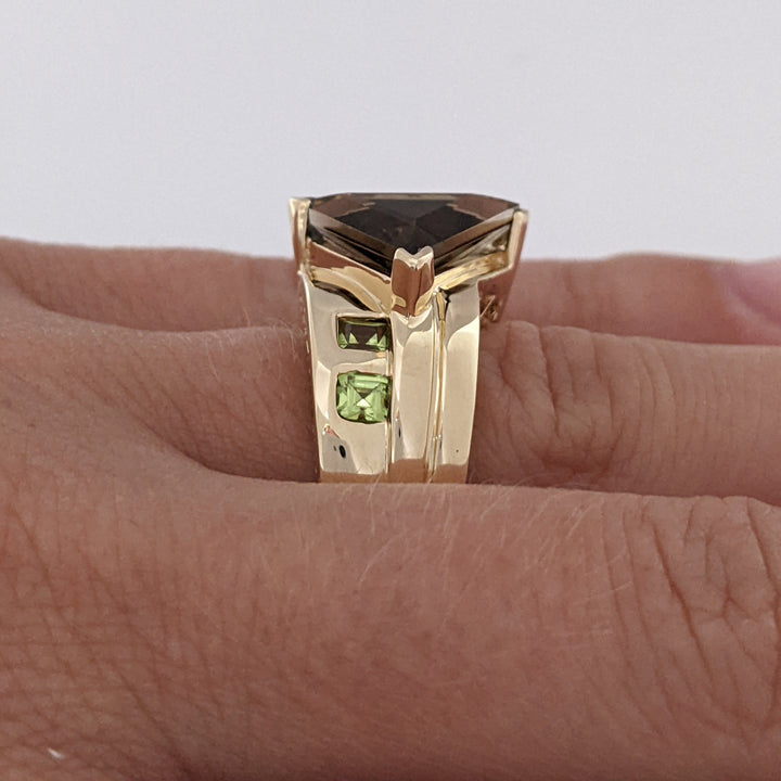 14K SMOKEY QUARTZ TRILLION 12MM WITH (4) PRINCESS CUT PERIDOT 3MM ESTATE RING 9.9 GRAMS