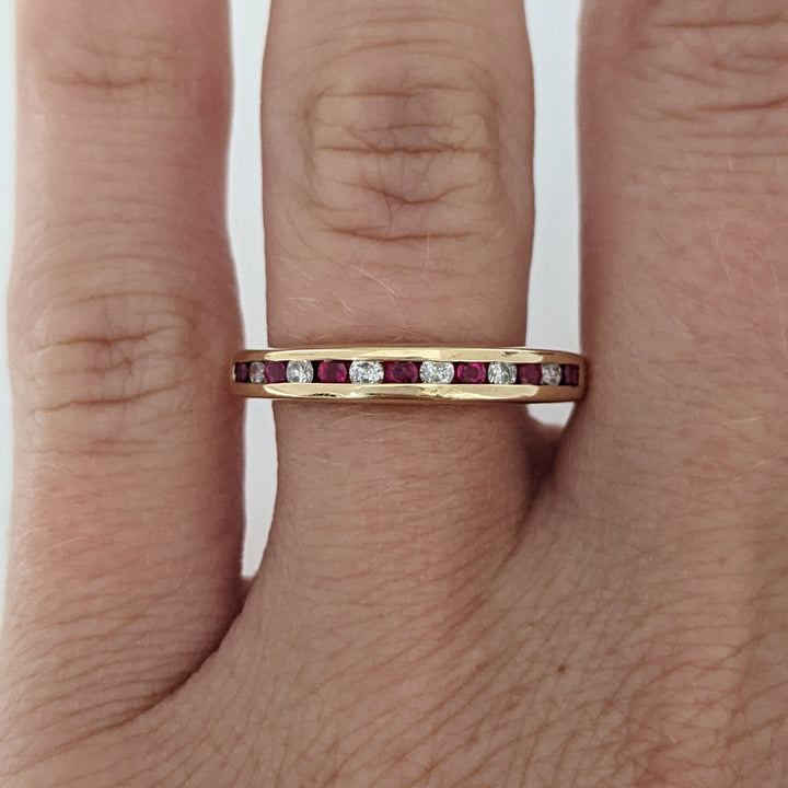 10K RUBY ROUND (6) DIAMOND (7) ESTATE CHANNEL-SET BAND 2.7 GRAMS