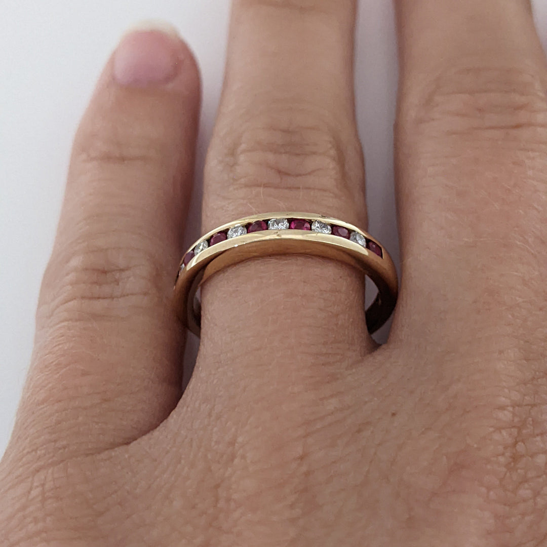 10K RUBY ROUND (6) DIAMOND (7) ESTATE CHANNEL-SET BAND 2.7 GRAMS