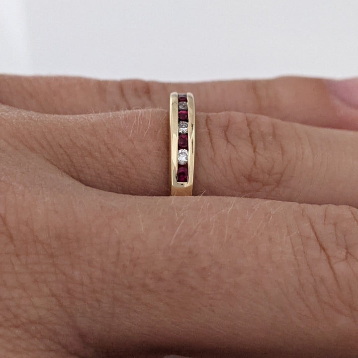 10K RUBY ROUND (6) DIAMOND (7) ESTATE CHANNEL-SET BAND 2.7 GRAMS