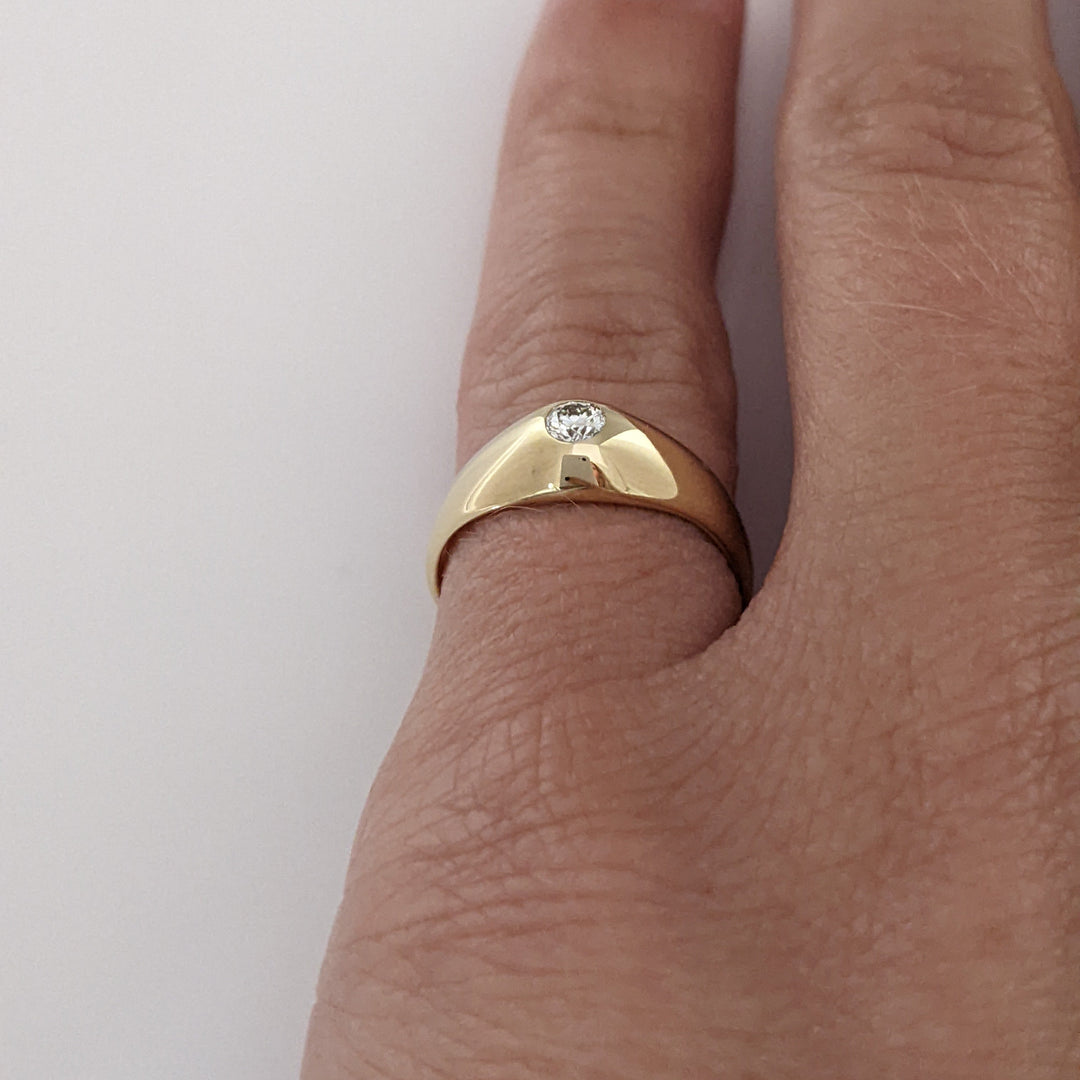 14K .10 CARAT TOTAL SI1 J DIAMOND ROUND BEZEL ESTATE RING 2.2 GRAMS