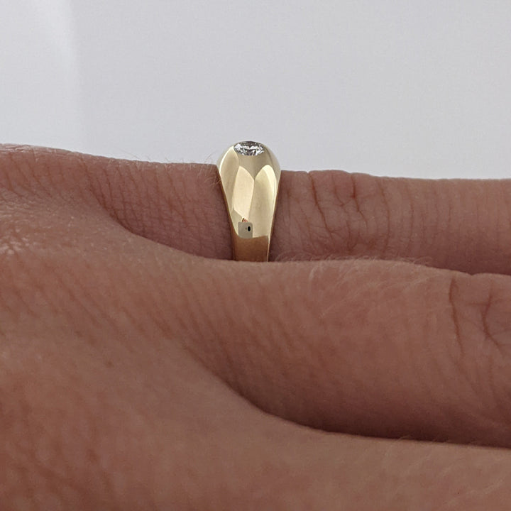 14K .10 CARAT TOTAL SI1 J DIAMOND ROUND BEZEL ESTATE RING 2.2 GRAMS