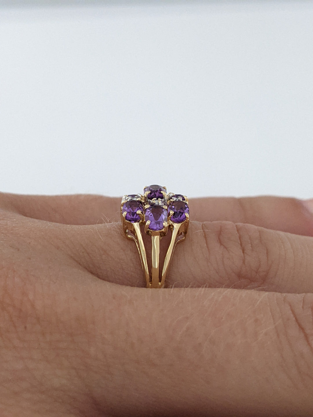 10K AMETHYST OVAL (7) 3X5 WTH (4) MELEE ESTATE RING 2.7 GRAMS