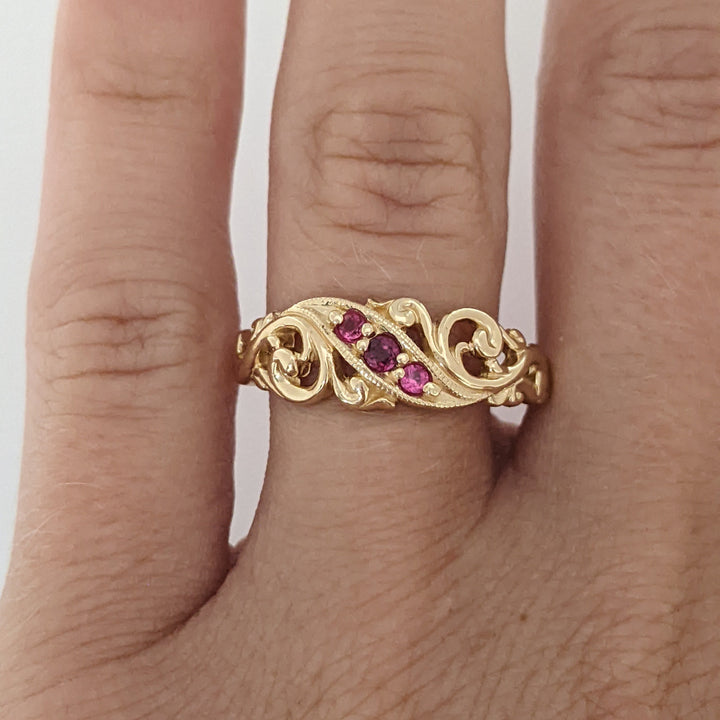 14K RUBY ROUND (3) FANCY SWIRL OPEN TOP ESTATE BAND 3.0 GRAMS