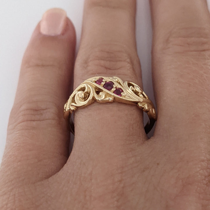 14K RUBY ROUND (3) FANCY SWIRL OPEN TOP ESTATE BAND 3.0 GRAMS