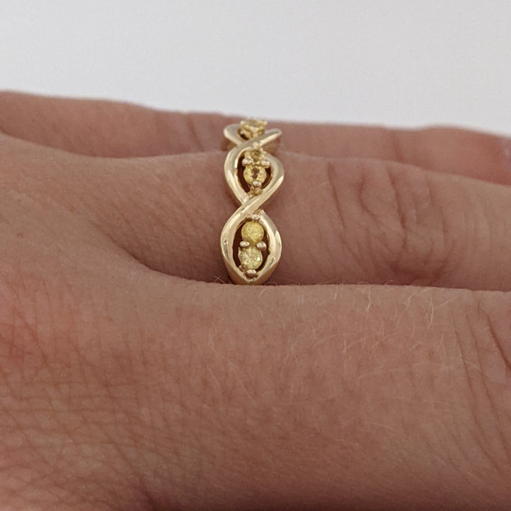 14K .10 CARAT TOTAL WEIGHT YELLOW DIAMOND ROUND (10) TWIST ESTATE BAND 2.5 GRAMS
