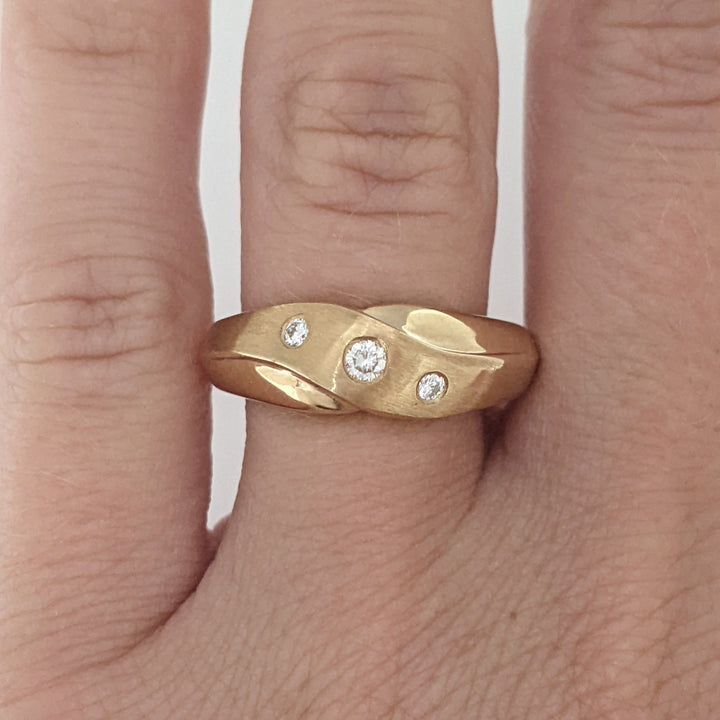 14K .12 CARAT TOTAL WEIGHT SI2 DIAMOND ROUND (3) BEZEL SET FANCY ESTATE RING 5.0 GRAMS