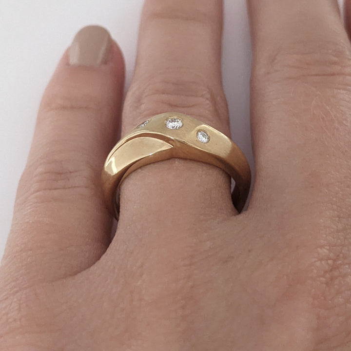 14K .12 CARAT TOTAL WEIGHT SI2 DIAMOND ROUND (3) BEZEL SET FANCY ESTATE RING 5.0 GRAMS