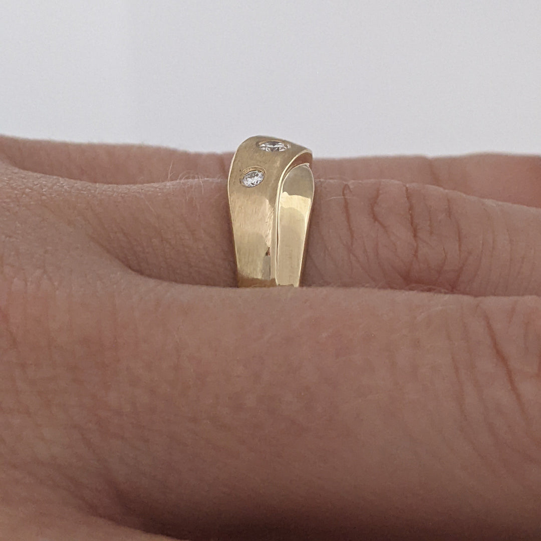 14K .12 CARAT TOTAL WEIGHT SI2 DIAMOND ROUND (3) BEZEL SET FANCY ESTATE RING 5.0 GRAMS