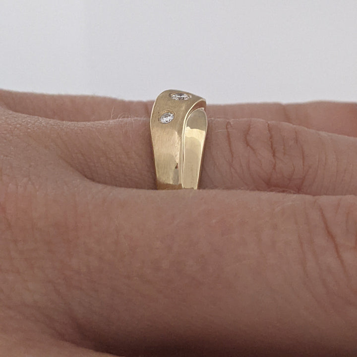 14K .12 CARAT TOTAL WEIGHT SI2 DIAMOND ROUND (3) BEZEL SET FANCY ESTATE RING 5.0 GRAMS