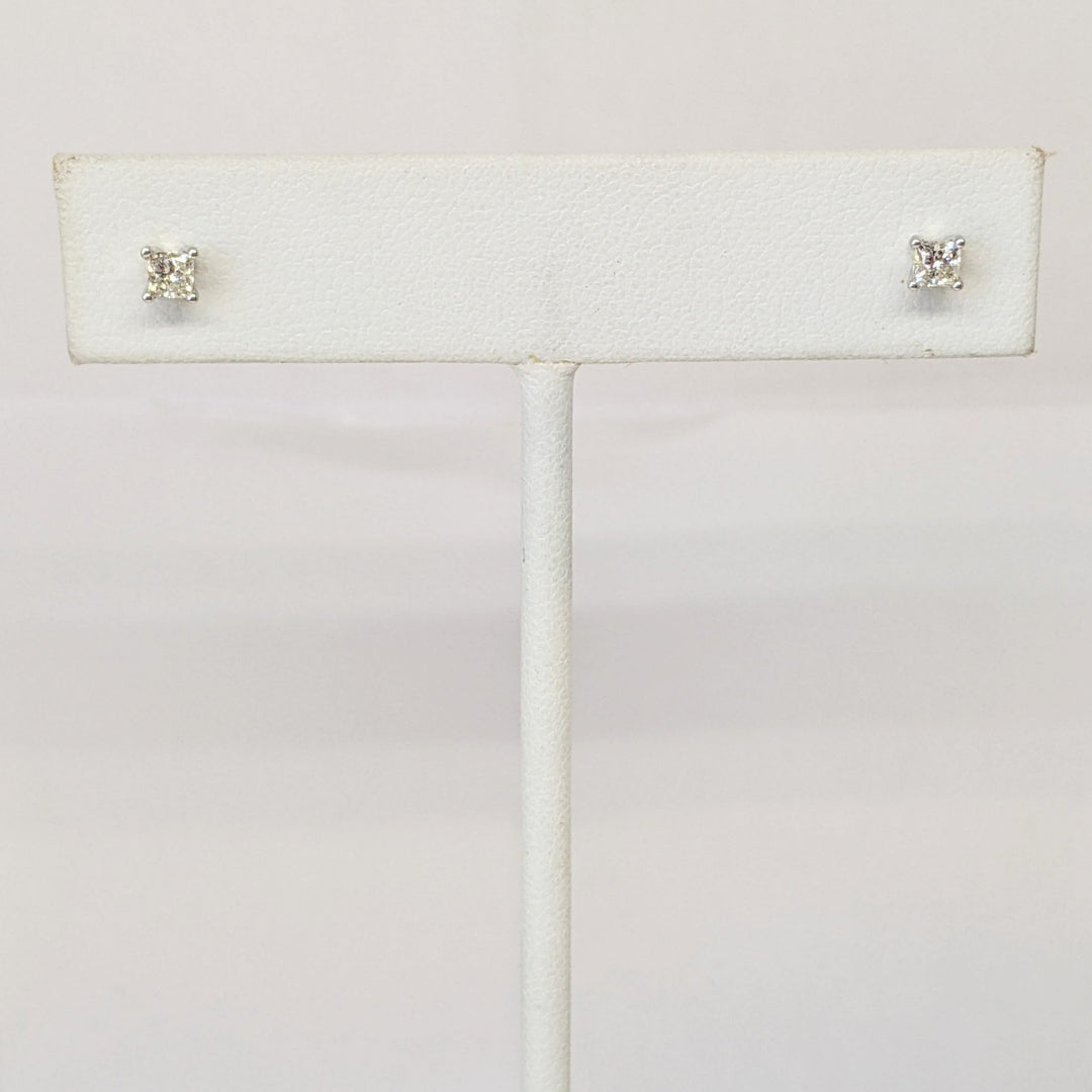 14K WHITE .30 CARAT TOTAL WEIGHT SI2 J DIAMOND PRINCESS CUT (2) ESTATE STUD EARRINGS 0.7 GRAMS