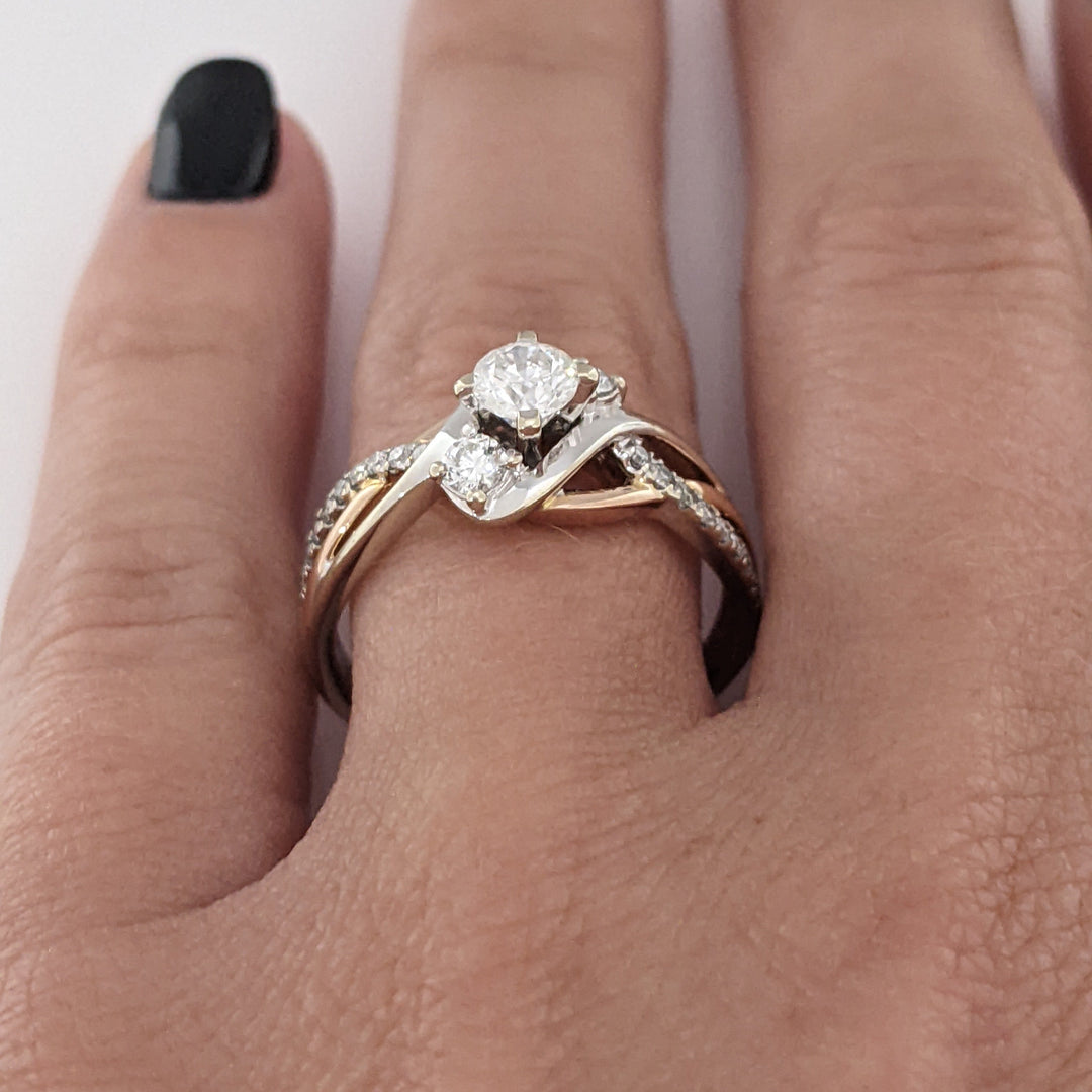 14K TWO TONE .53 CARAT TOTAL WEIGHT I1 G DIAMOND ROUND (23) BYPASS TRINITY ESTATE RING 3.7 GRAMS
