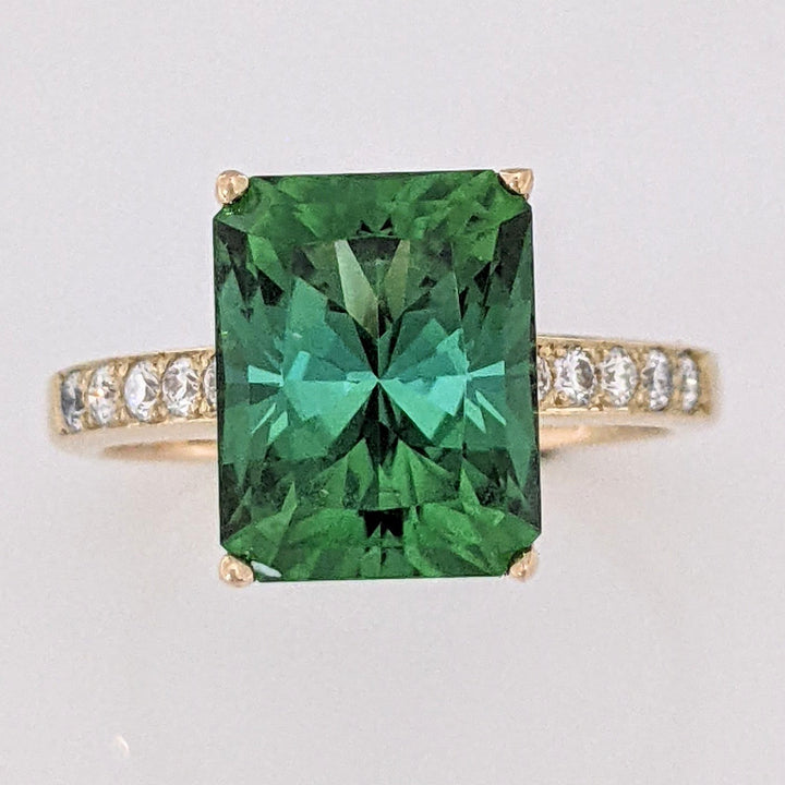 14K GREEN TOURMALINE EMERALD CUT 8.5X10.8 WITH (10) MELEE ESTATE RING 5.4 GRAMS