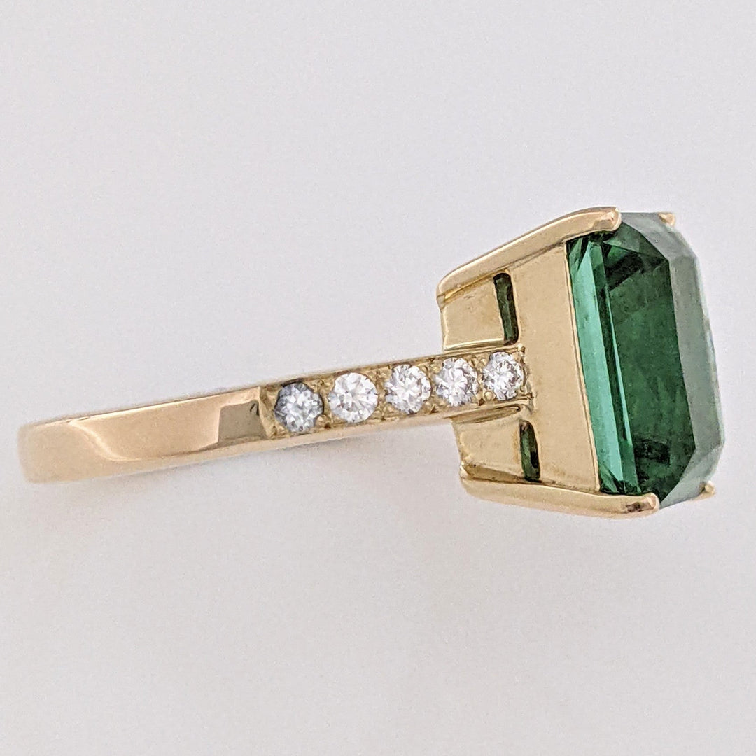 14K GREEN TOURMALINE EMERALD CUT 8.5X10.8 WITH (10) MELEE ESTATE RING 5.4 GRAMS