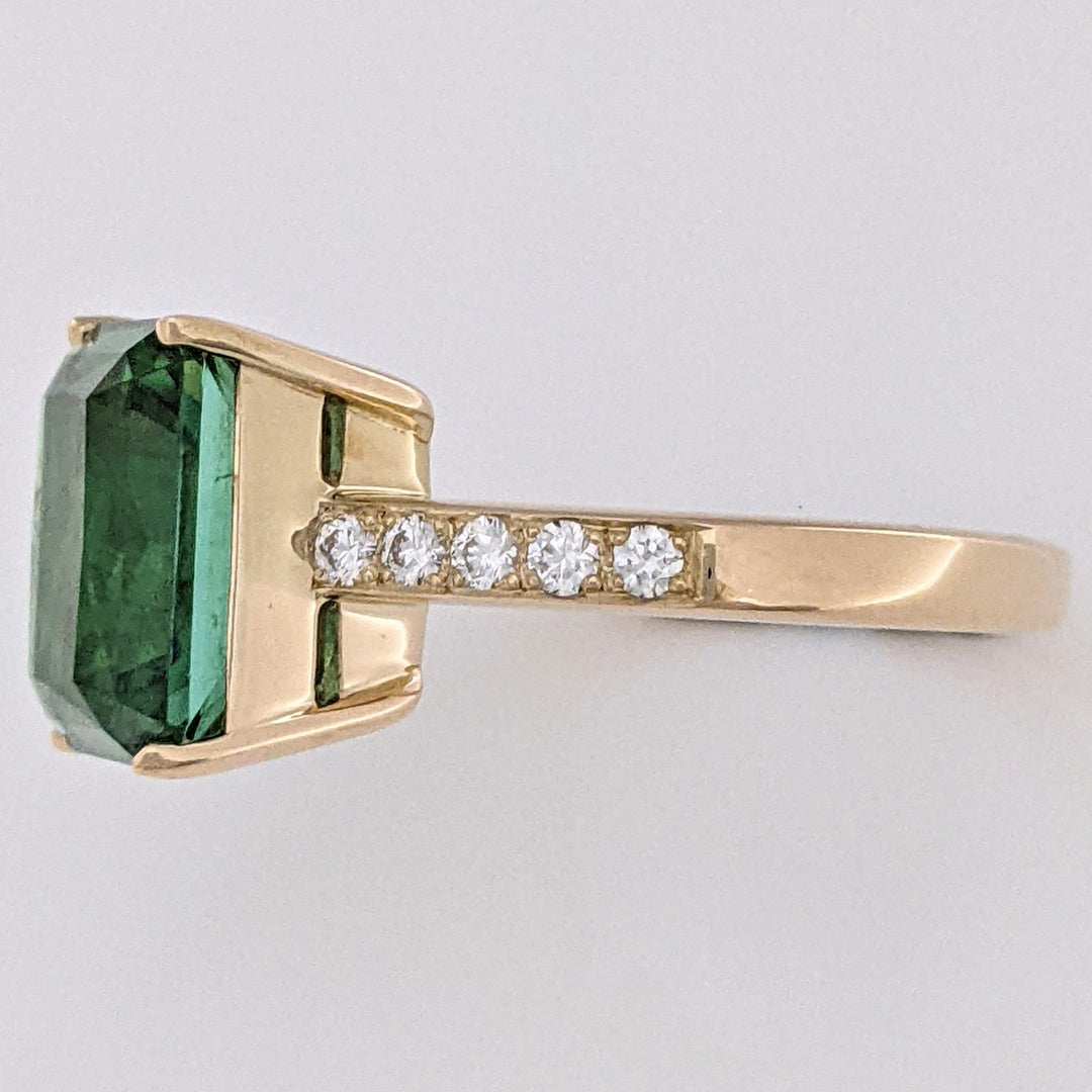 14K GREEN TOURMALINE EMERALD CUT 8.5X10.8 WITH (10) MELEE ESTATE RING 5.4 GRAMS