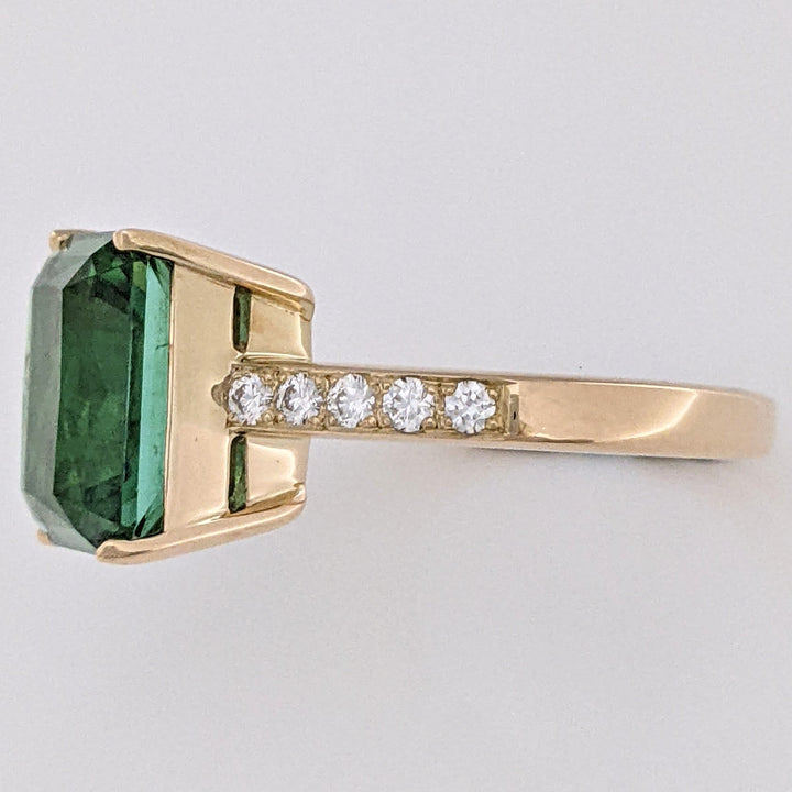 14K GREEN TOURMALINE EMERALD CUT 8.5X10.8 WITH (10) MELEE ESTATE RING 5.4 GRAMS