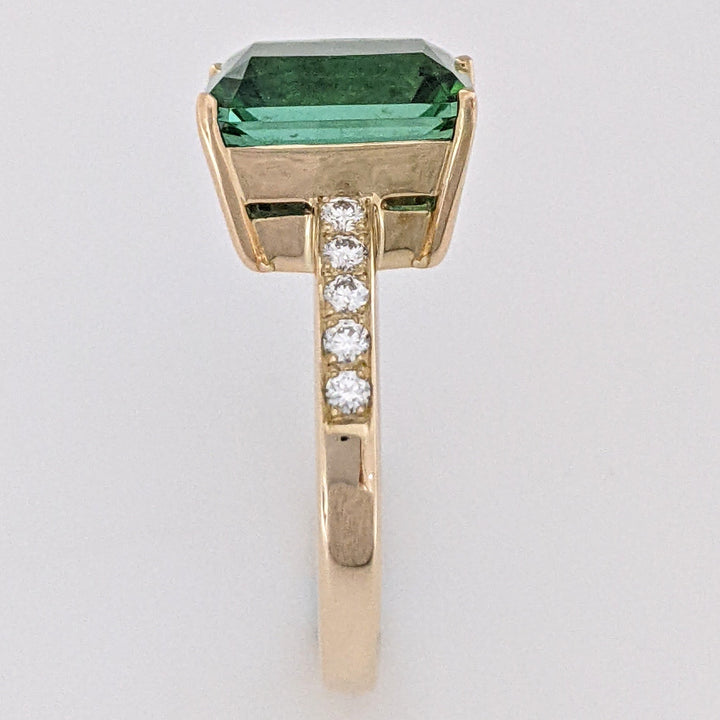 14K GREEN TOURMALINE EMERALD CUT 8.5X10.8 WITH (10) MELEE ESTATE RING 5.4 GRAMS