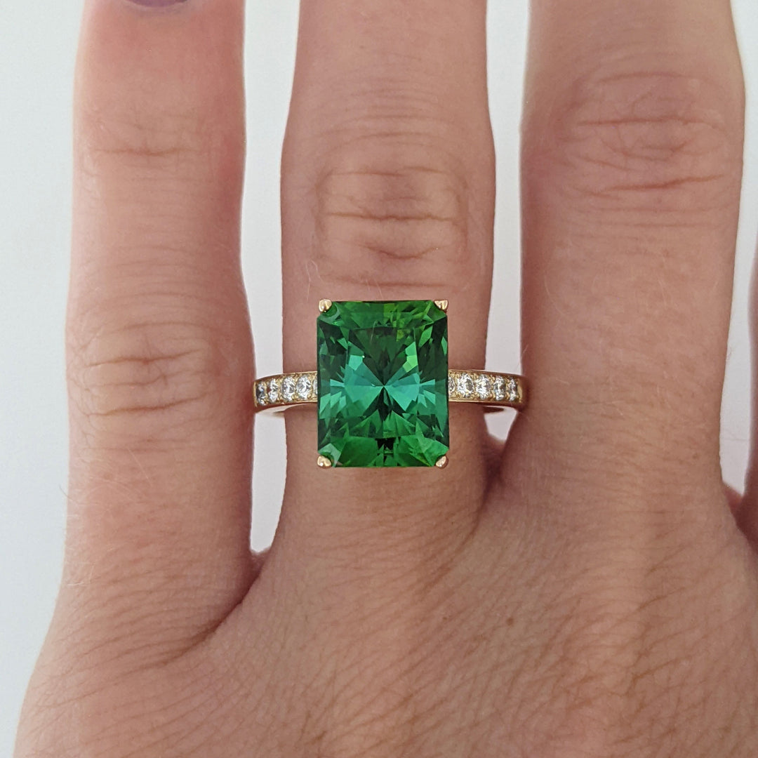 14K GREEN TOURMALINE EMERALD CUT 8.5X10.8 WITH (10) MELEE ESTATE RING 5.4 GRAMS