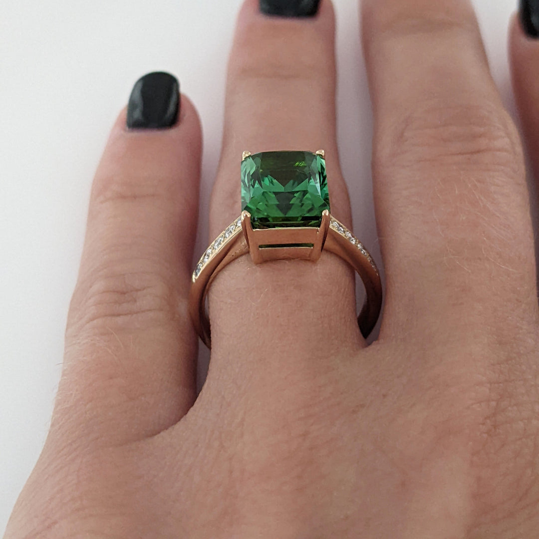 14K GREEN TOURMALINE EMERALD CUT 8.5X10.8 WITH (10) MELEE ESTATE RING 5.4 GRAMS