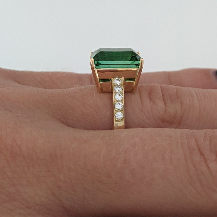 14K GREEN TOURMALINE EMERALD CUT 8.5X10.8 WITH (10) MELEE ESTATE RING 5.4 GRAMS