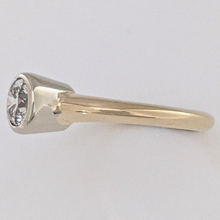 14K .59 CARAT TOTAL I1 I DIAMOND ROUND ESTATE BEZEL SET RING 3.2 GRAMS