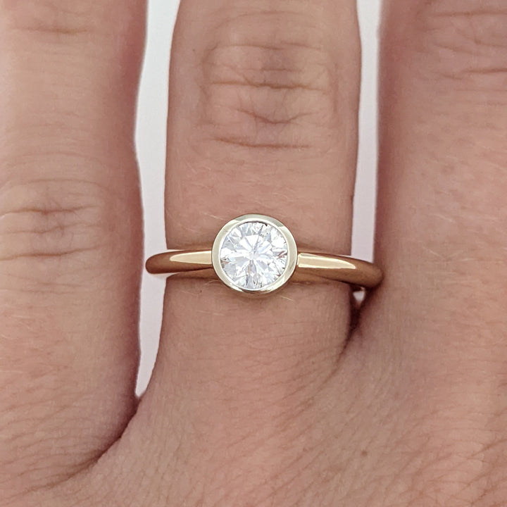 14K .59 CARAT TOTAL I1 I DIAMOND ROUND ESTATE BEZEL SET RING 3.2 GRAMS