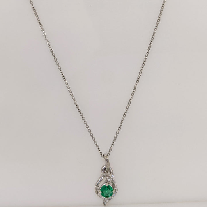 14K WHITE EMERALD ROUND 4MM WITH (7) MELEE ESTATE PENDANT & CHAIN 3.5 GRAMS