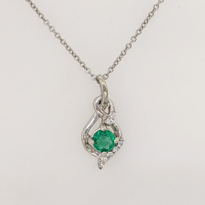 14K WHITE EMERALD ROUND 4MM WITH (7) MELEE ESTATE PENDANT & CHAIN 3.5 GRAMS