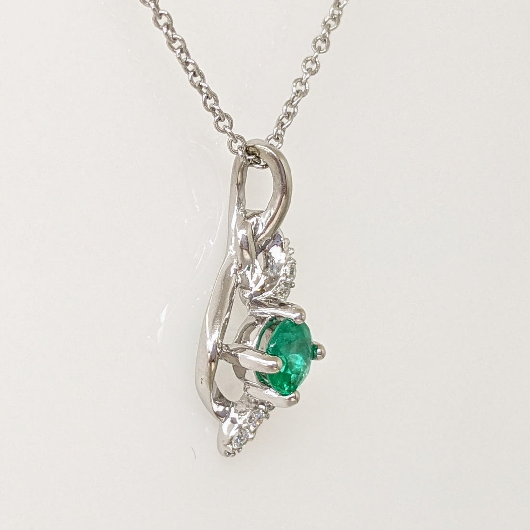 14K WHITE EMERALD ROUND 4MM WITH (7) MELEE ESTATE PENDANT & CHAIN 3.5 GRAMS