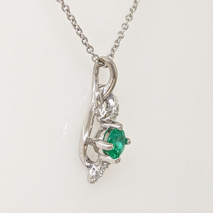 14K WHITE EMERALD ROUND 4MM WITH (7) MELEE ESTATE PENDANT & CHAIN 3.5 GRAMS