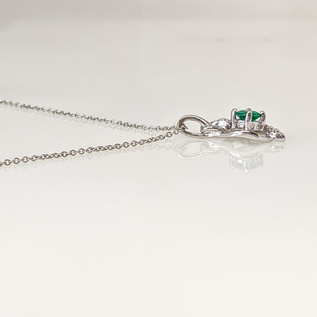 14K WHITE EMERALD ROUND 4MM WITH (7) MELEE ESTATE PENDANT & CHAIN 3.5 GRAMS