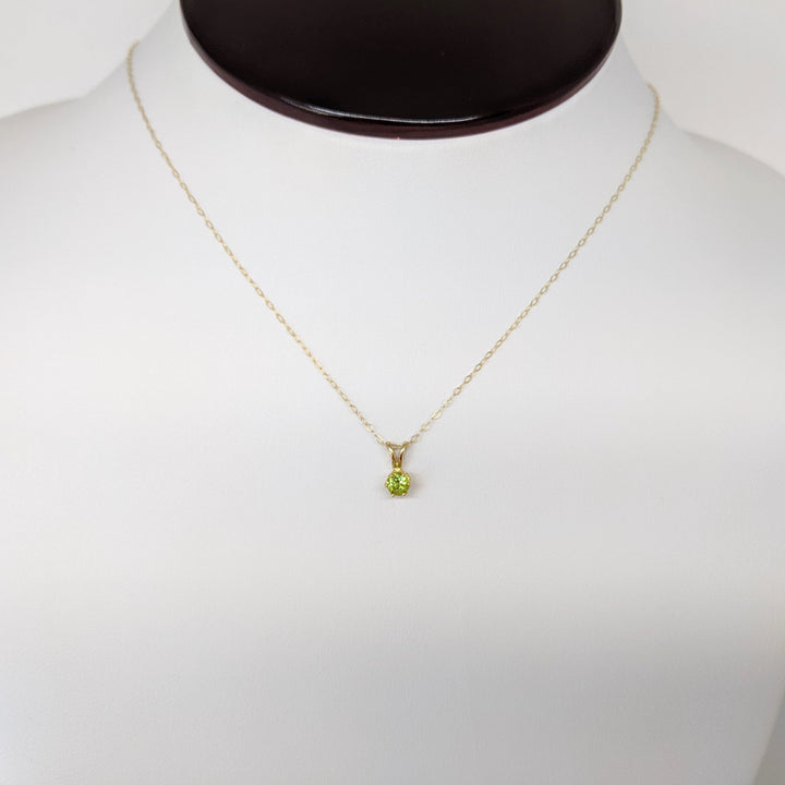 14K PERIDOT ROUND 4MM ESTATE PENDANT & CHAIN 0.8 GRAMS