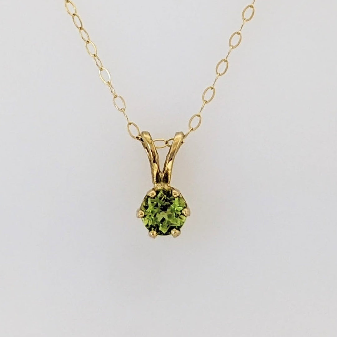 14K PERIDOT ROUND 4MM ESTATE PENDANT & CHAIN 0.8 GRAMS