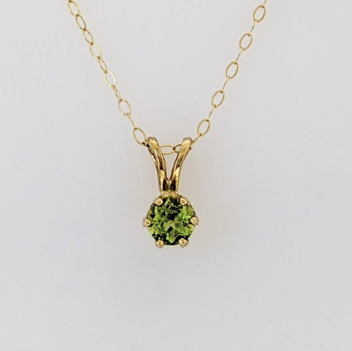 14K PERIDOT ROUND 4MM ESTATE PENDANT & CHAIN 0.8 GRAMS