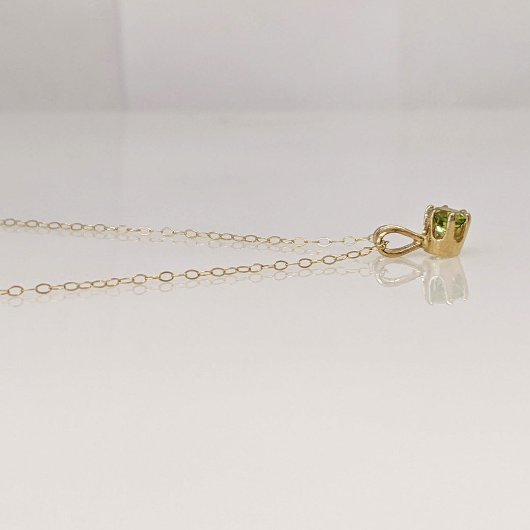 14K PERIDOT ROUND 4MM ESTATE PENDANT & CHAIN 0.8 GRAMS