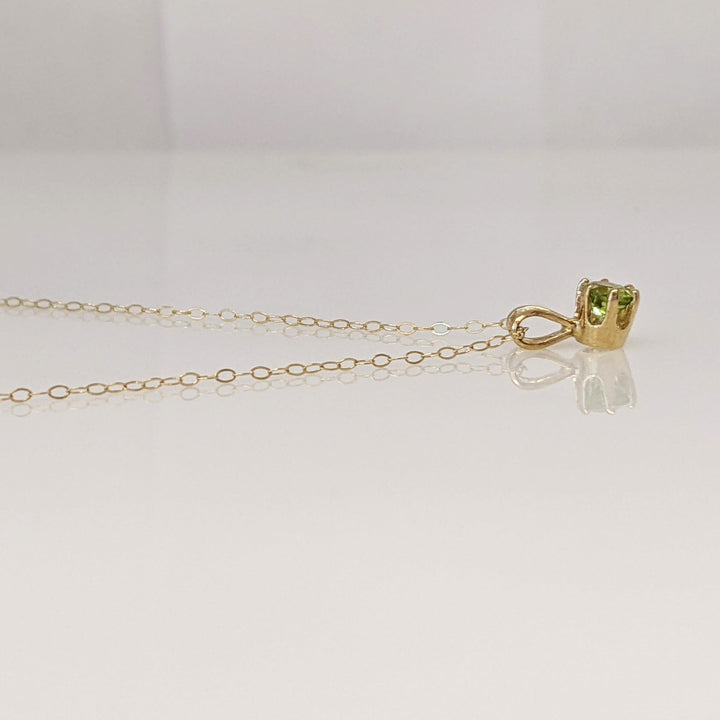 14K PERIDOT ROUND 4MM ESTATE PENDANT & CHAIN 0.8 GRAMS