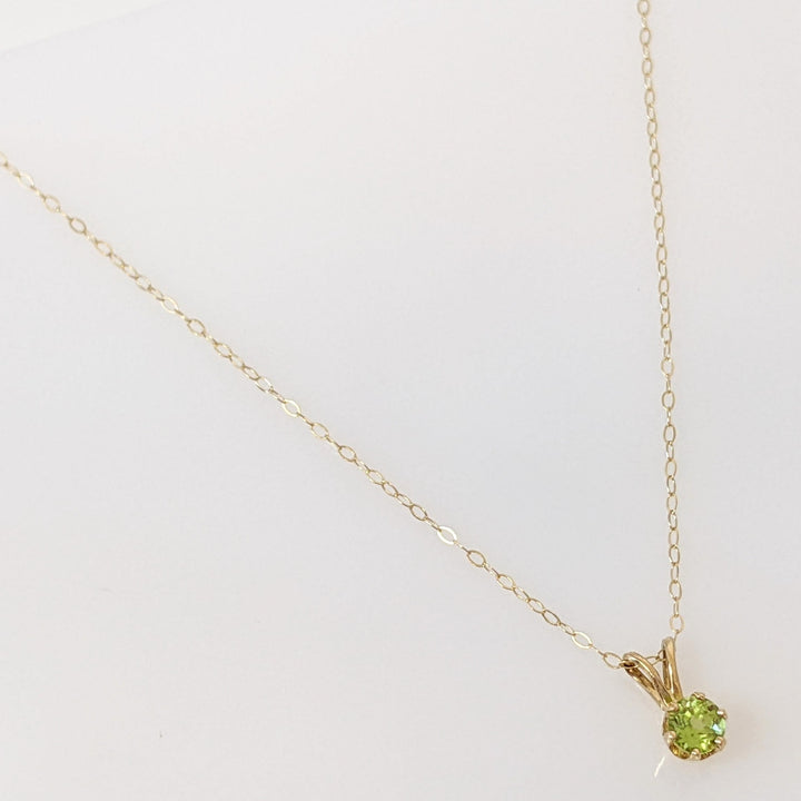 14K PERIDOT ROUND 4MM ESTATE PENDANT & CHAIN 0.8 GRAMS