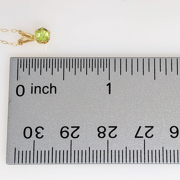 14K PERIDOT ROUND 4MM ESTATE PENDANT & CHAIN 0.8 GRAMS