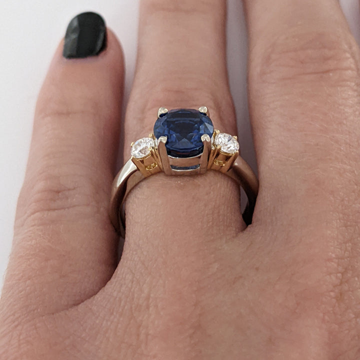 14K TWO-TONE LAB-CREATED SAPPHIIRE ROUND 7.5MM WITH .28 DIAMOND TOTAL WEIGHT ESTATE RING 4.7 GRAMS