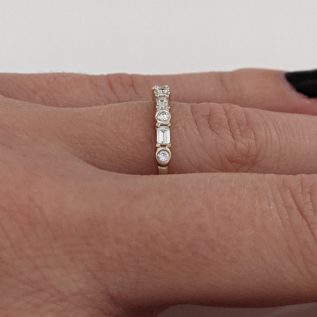 14K WHITE .22 CARAT TOTAL WEIGHT SI1 G DIAMOND ROUND (5) BAGUETTE (4) ESTATE BAND 1.7 GRAMS