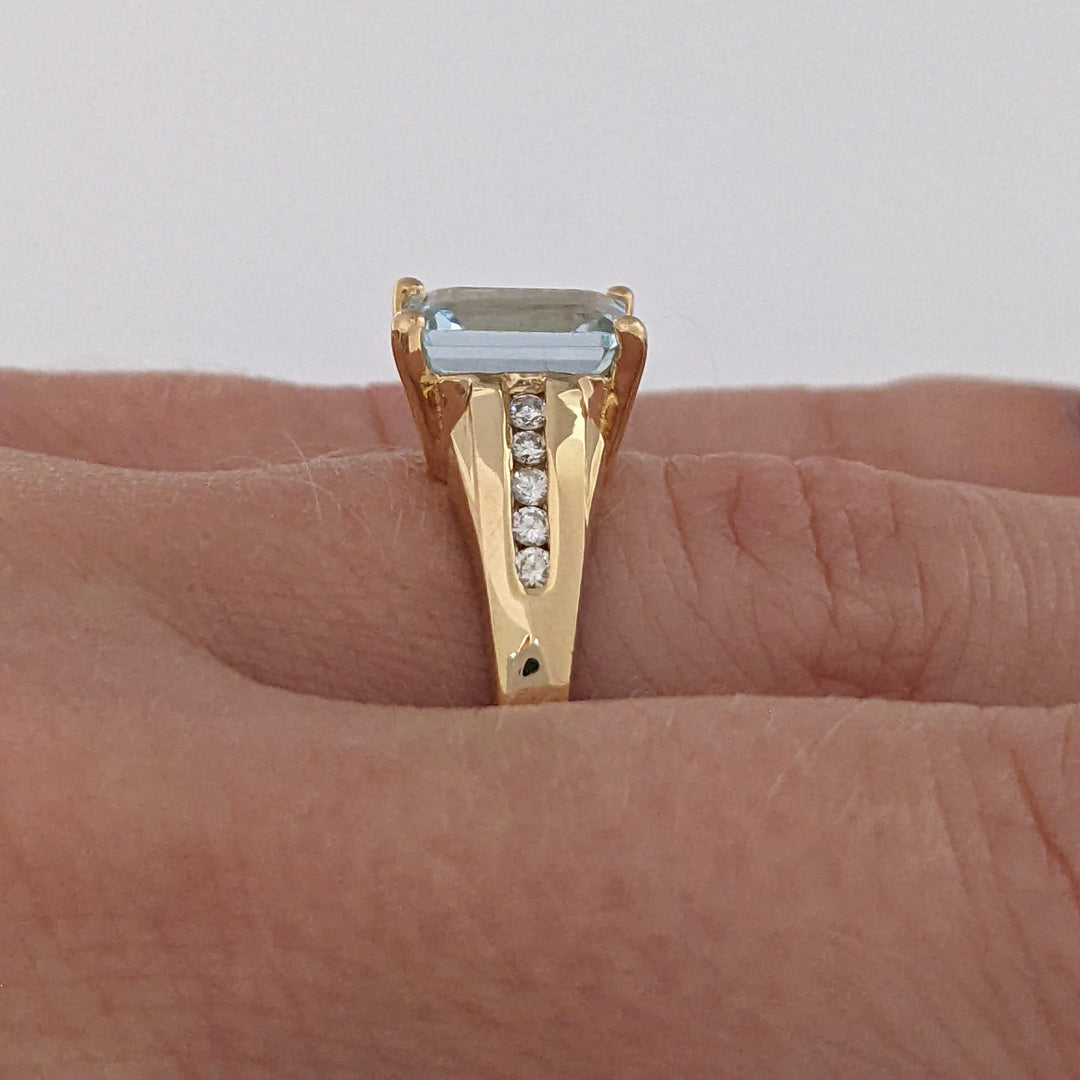 14K AQUAMARINE EMERALD CUT 6X9 WITH .10 DIAMOND TOTAL WEIGHT (10) ROUND ESTATE RING 3.8 GRAMS