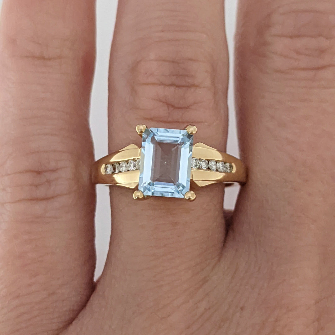 14K AQUAMARINE EMERALD CUT 6X9 WITH .10 DIAMOND TOTAL WEIGHT (10) ROUND ESTATE RING 3.8 GRAMS