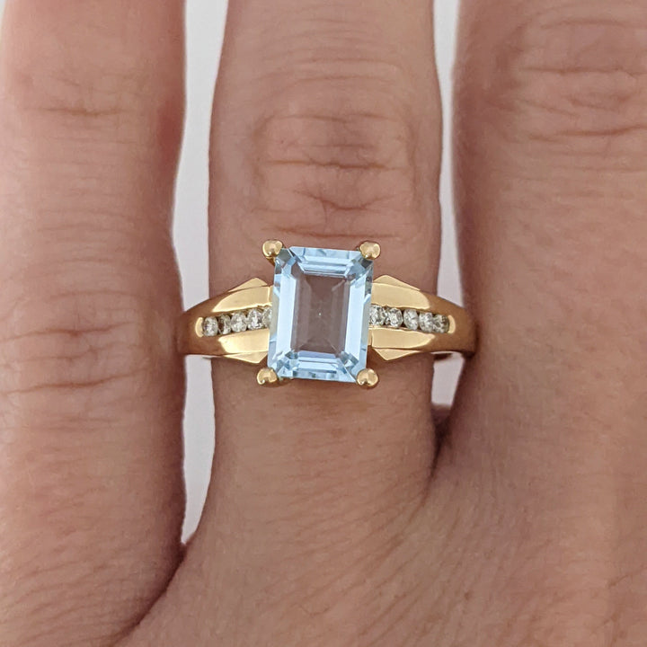 14K AQUAMARINE EMERALD CUT 6X9 WITH .10 DIAMOND TOTAL WEIGHT (10) ROUND ESTATE RING 3.8 GRAMS