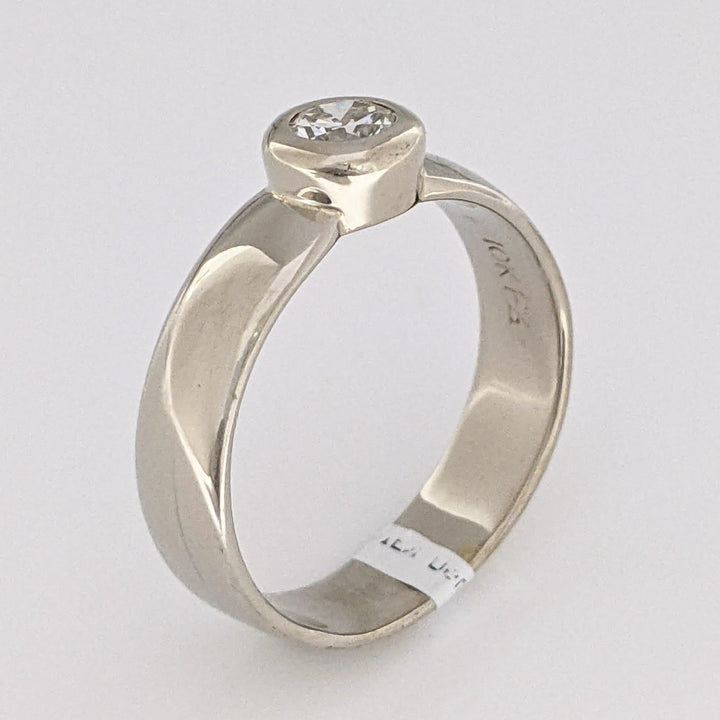 10K WHITE .34 CARAT TOTAL SI1 I DIAMOND ROUND BEZEL SET ESTATE RING 4.3 GRAMS