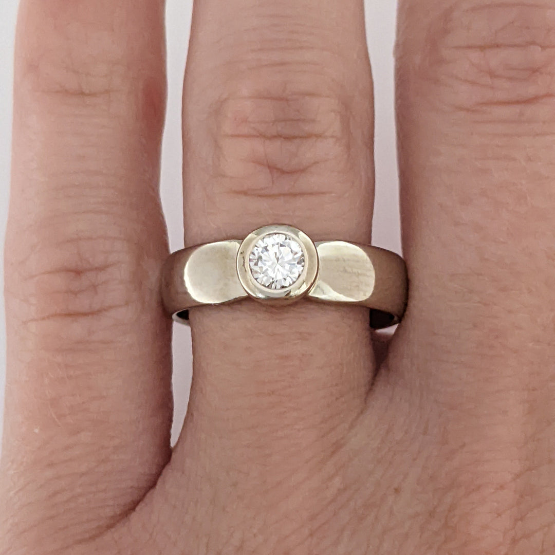 10K WHITE .34 CARAT TOTAL SI1 I DIAMOND ROUND BEZEL SET ESTATE RING 4.3 GRAMS
